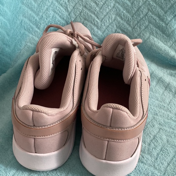 Women’s NIKE Shoes - Picture 3 of 3